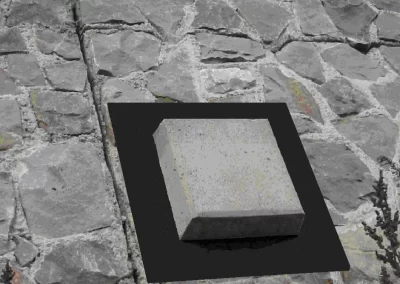Particolare di Piastra acciaio quadrata rifinita in nero con Capot centrale